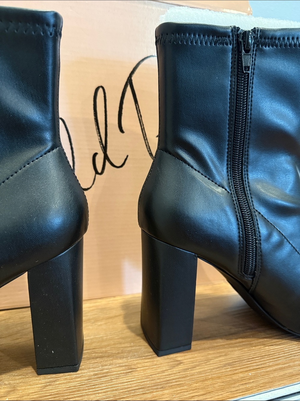 New Wild Pair Black Pointed Toe Block Heel Size 9 - Picture 3 of 4